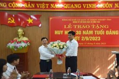 Đồng chí Trịnh Duy Nghĩa, Bí thư chi bộ, Chủ tịch Công đoàn Giáo dục tỉnh vinh dự được nhận Huy hiệu 30 năm tuổi Đảng đợt 02/9/2023